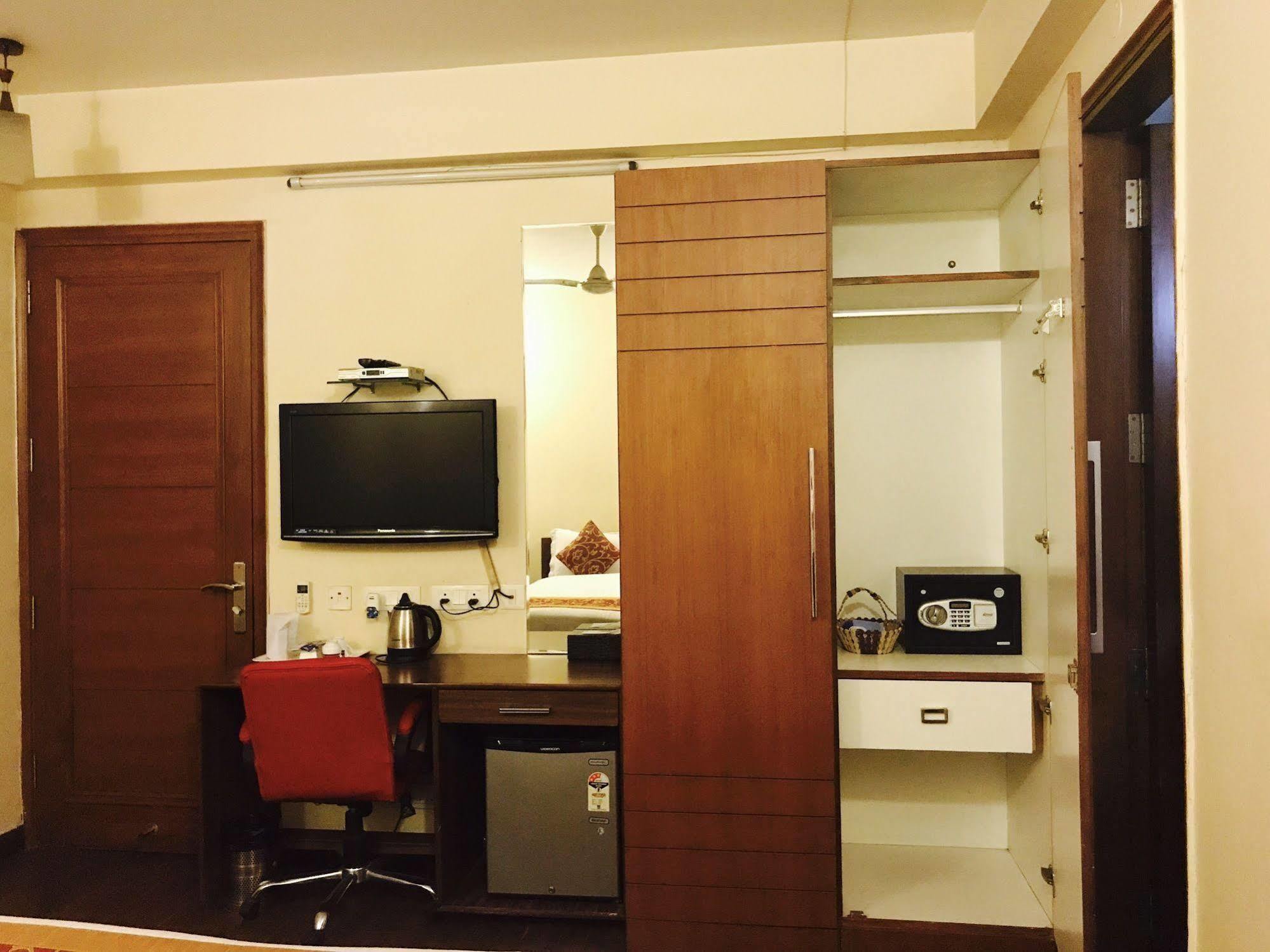 Skylink Suites Bed & Breakfast New Delhi Exterior photo