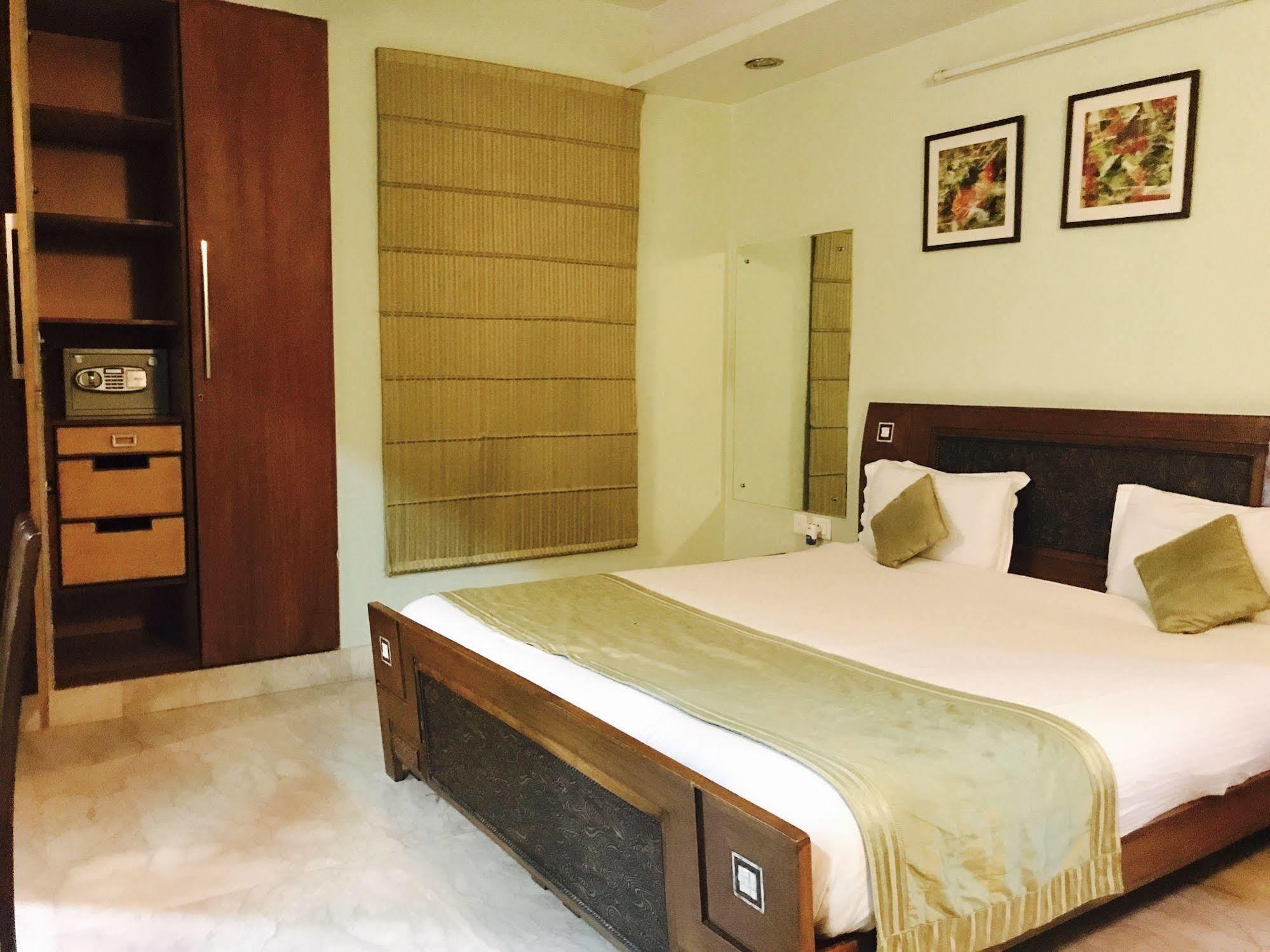 Skylink Suites Bed & Breakfast New Delhi Exterior photo